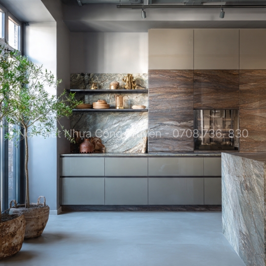 Tủ Bếp Nhựa Kết Hợp Mặt Đá Tự Nhiên – Giải Pháp Sang Trọng & Bền Bỉ Cho Không Gian Bếp Cao Cấp